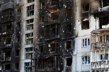 அடுக்குமாடி கட்டிடத்தின் மீது ஏவுகணை தாக்குதல்! தெற்கு உக்ரேனிய பகுதியில் 10 பேர் பலி