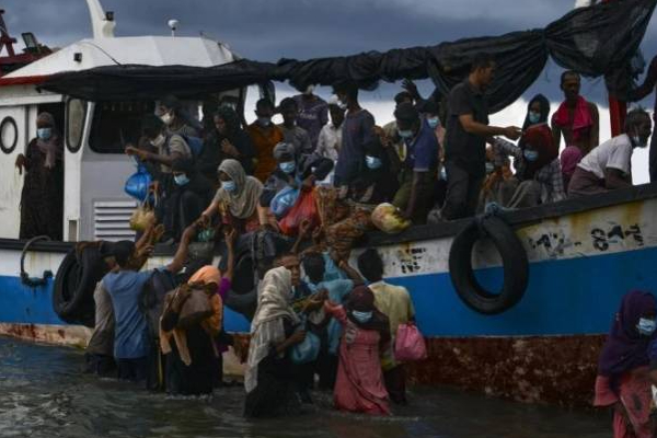 ஆபத்தான கடல் பயணம் மேற்கொண்ட 110 ரோஹிங்கியா அகதிகள்! | 110 Rohingya Refugees Dangerous Sea Journey