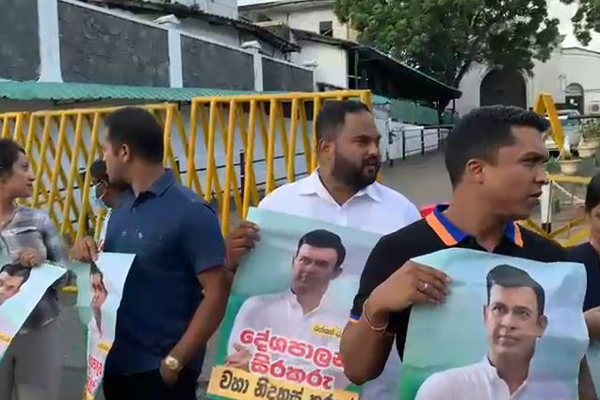 ரஞ்சன் ராமநாயக்கவை விடுதலை செய்ய கோரி வெலிக்கடை சிறைச்சாலை முன் போராட்டம் (Video) | The United Youth Force Led A Protest Demanding