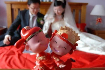 25 வயதுக்குள் கல்யாணம் பண்ணா இவ்வளவு பணப் பரிசா - பெண்களிடம் கெஞ்சும் அரசு!