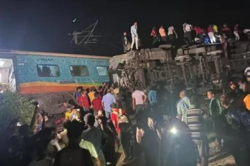 இந்தியாவில் ரயில் தடம்புரண்டு பாரிய விபத்து: 207 பேர் உயிரிழப்பு! 900 பேர் படுகாயம்