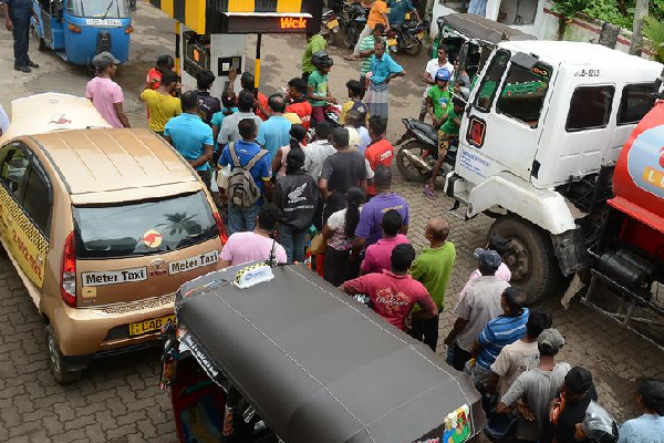 யாழில் எரிபொருள் வரிசையில் விஷமிகள் நாசகார செயல் - ஐபிசி தமிழ்