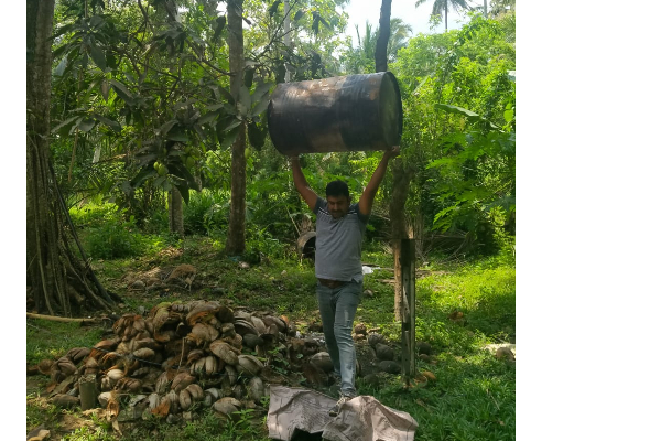 සැකකරුවන් ජයටම මත්පැන් නිෂ්පානයේ ....(PHOTO) | Srilanka Exercise