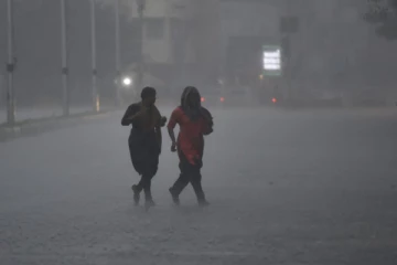 மிரட்டும் கனமழை; நாளை பள்ளி,கல்லூரிகளுக்கு விடுமுறை