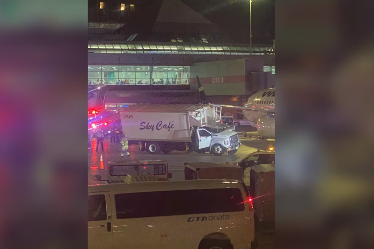 டொரண்டோ விமான நிலையத்தில் விபத்து! | Westjet Plane Collides With Catering Truck