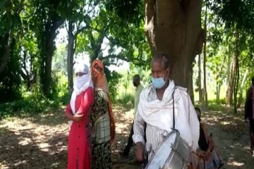 காதலன் வீட்டின் முன் பேண்ட் வாத்தியக் குழுவுடன் சென்று போராட்டத்தில் ஈடுபட்ட காதலி!