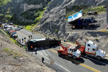 புலம்பெயர்ந்தோருடன் பயணித்த பேருந்து மீது அதிவேகத்தில் மோதிய லொறி! 16 பயணிகள் பலி, 36 பேர் படுகாயம்