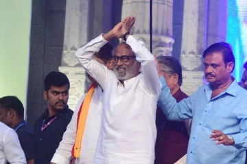 ரஜினிக்கு குடை பிடித்த அமைச்சர்! போட்டோவை வைரலாக்கும் சூப்பர்ஸ்டார் ரசிகர்கள்