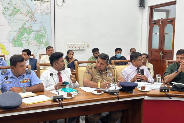 உடைந்த மாவிலாறு அணை: பாதிக்கப்பட்ட மக்கள்: தொடரும் மீட்பு பணி | Mavil Aru Reservoir Bund Breached In Many Places உடைந்த மாவிலாறு அணை: பாதிக்கப்பட்ட மக்கள்: தொடரும் மீட்பு பணி | Mavil Aru Reservoir Bund Breached In Many Places