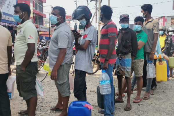 எரிபொருள் வரிசையில் அடிதடி; நால்வருக்கு நேர்ந்த கதி! | Bustle In The Fuel Line Peoples Hospitals