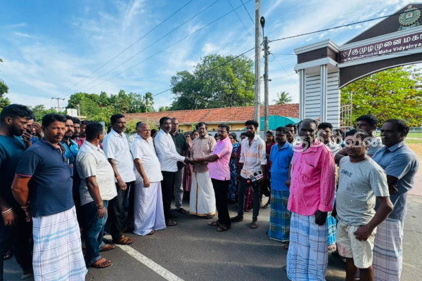 முல்லைத்தீவு குமுழமுனை மகா வித்தியாலயத்துக்கு முன் பாரிய ஆர்ப்பாட்டம் | Massive Protest In Front Of Kumulamunai Vidyalaya
