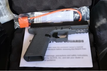 கனடாவில் தடை செய்யப்பட்ட ஆயுதம் வைத்திருந்தவருக்கு சிறை