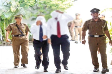 போதைப் பொருட்களுடன் சுங்க பரிசோதகர்கள் கைது