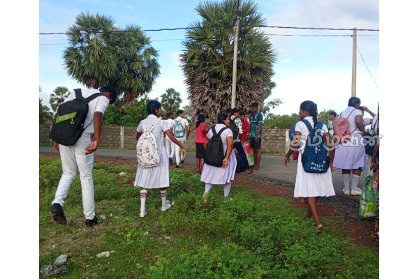பழுதடைந்து காணப்படும் அரச பேருந்து! பரீட்சை எழுதும் மாணவர்கள் அவதி | Bus Broken Down Students Writing Exams Suffer