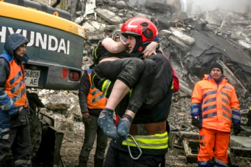 ஏவுகணை தாக்குதலில் சிக்கி உயிருடன் மீட்கப்பட்ட பெண் - உலக செய்திகளின் தொகுப்பு (video)