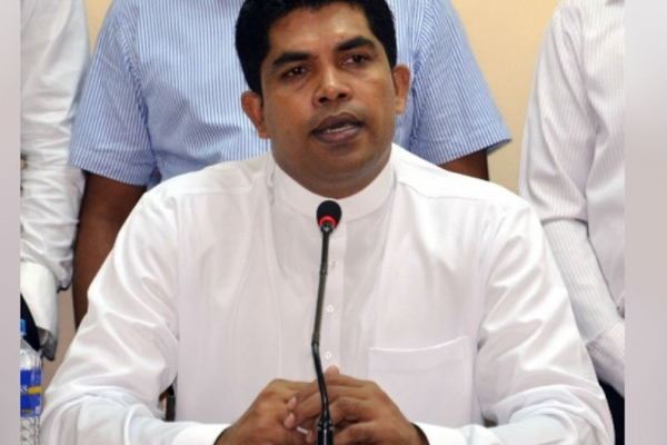 இந்தியாவில் தவறான அறுவை சிகிச்சை அமைச்சர் பந்துல சிங்கப்பூர் மருத்துவமனையில் அனுமதி ....! | Minister Bandula Went To A Singapore Hospital