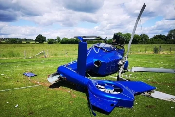 வீட்டு தோட்டத்தில் வந்து விழுந்த ஹெலிகாப்டர்; அதிசயமாக உயிர் தப்பிய பயணிகள்