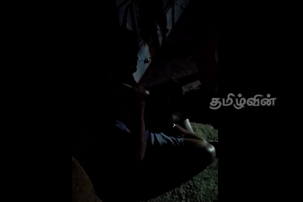 இரவோடு இரவாக மடக்கி பிடிக்கப்பட்டு பொலிஸாரிடம் ஒப்படைக்கப்பட்ட இளைஞர்கள் | Pudhukudiyiruppu Boy Handovered To Police