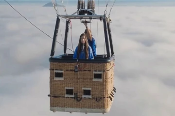 கொரானா தொற்றால் இறந்த தனது பாட்டிக்கு ஆகாயத்திலிருந்து அஞ்சலி செலுத்திய பாடகி!