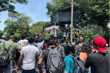 கொழும்பில் சரமாரியாக துப்பாக்கிச்சூடு நடத்திய பொலிசார்
