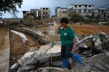 ප්‍රබල ‘භාවි’ කුණාටුව පිලිපීනය දෙදරුම් කවයි - නායයෑම්වලින් 15කට වැඩි පිරිසක් මියයයි