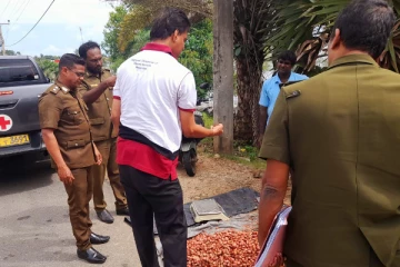 மட்டக்களப்பு வர்த்தக நிலையங்களுக்குள் திடீரென நுழைந்த அதிகாரிகள்!