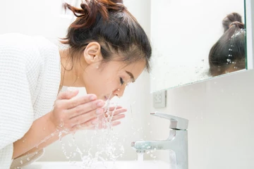 குளிக்கும் போது முகம் கழுவலாமா? இனிமேல் இதை செய்யாதீர்கள்