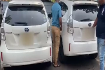 ஒரே இலக்கத் தகடு எண்ணுடன் பயணித்த இரண்டு கார்