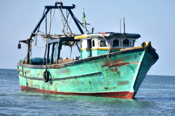 இலங்கை கடற்றொழிலாளர்கள் மீது இந்திய கடற்படையினர் தாக்குதல் | Lankan Fishermen Attacked In International Waters