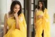 மஞ்சள் நிற புடவையில் ரசிகர்களை மயக்கும் சீரியல் நடிகை ஜனனி அசோக்...
