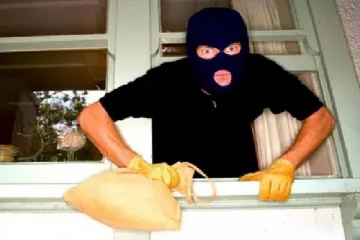 வவுனியா கொள்ளை சம்பவம் ; பொலிசாரால் மீட்கப்பட்ட பணம் மற்றும் நகைகள்