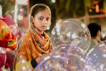 கோவில்ல பலூன் விற்ற பெண்! ஒரே இரவில் மாடலாகிய இளம்பெண் கிஸ்பு!