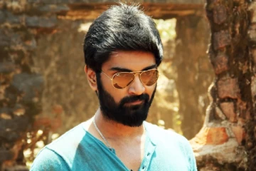 யாரும் பார்த்திராத அதர்வாவின் சின்ன வயது புகைப்படம்.. அப்பா முரளியுடன் எப்படி இருக்கிறார் பாருங்க