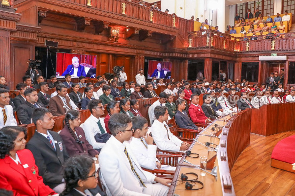 க.பொ.த உயர்தர பரீட்சையில் சாதனை படைத்த மாணவர்கள் ஜனாதிபதி அலுவலகத்தில் கௌரவிப்பு (Photos) | G C E A L Students Pass Awared Ranil