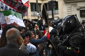 லண்டனில் ஈரான் தூதரகத்திற்கு வெளியே வெடித்த போராட்டம்!