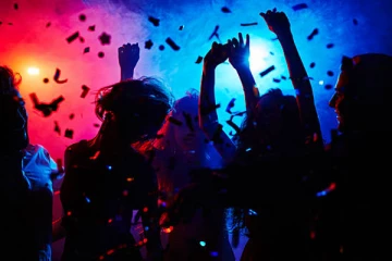 காதலர் தினத்தில் உல்லாசம் - 36 இளைஞர், யுவதிகள் அதிரடியாக கைது