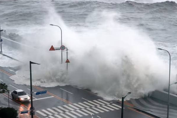 தென்கொரியாவில் ஹின்ன்ம்னோர் சூறாவளி புயலின் கோரத்தாண்டவம் | South Korea Hinnamnor Typhoon Storm People Safe