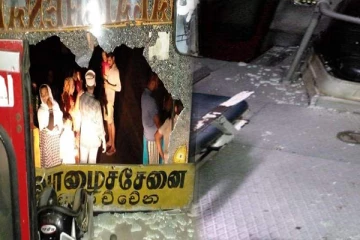வாழைச்சேனை பகுதியில் பேருந்து மீது தாக்குதல் (Photos)