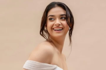 நடுரோட்டில் காரை நிறுத்தி நடிகை கீர்த்தி சுரேஷ் எடுத்த புகைப்படம்..