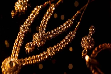 ஒருவழியாக சற்று சரிந்த தங்கம் விலை - எவ்வளவு நோட் பண்ணுங்க