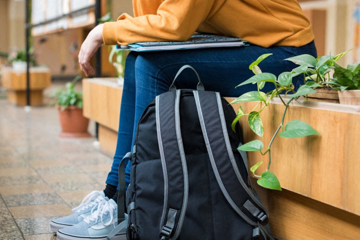 பரிஸில் பாடசாலையில் இரண்டாம் மாடியில் இருந்து குதித்த மாணவன் | Student Jumps Second Floor Paris Pierre Alviset