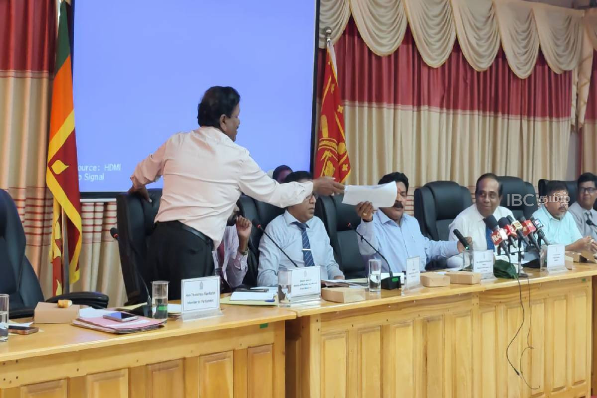 வெளிமாவட்ட கடற்றொழிலாளர்களால் முல்லைத்தீவு கடலில் சட்டவிரோத செயற்பாடுகள் : அம்பலப்படுத்திய ரவிகரன் எம்.பி | Illegal Activities Fishermen Outside Mullai Seas வெளிமாவட்ட கடற்றொழிலாளர்களால் முல்லைத்தீவு கடலில் சட்டவிரோத செயற்பாடுகள் : அம்பலப்படுத்திய ரவிகரன் எம்.பி | Illegal Activities Fishermen Outside Mullai Seas