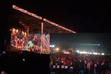 யாழில் பிரம்மாண்டமாக இடம்பெற்று வரும் சந்தோஷ் நாராயணனின் இசை நிகழ்ச்சி!