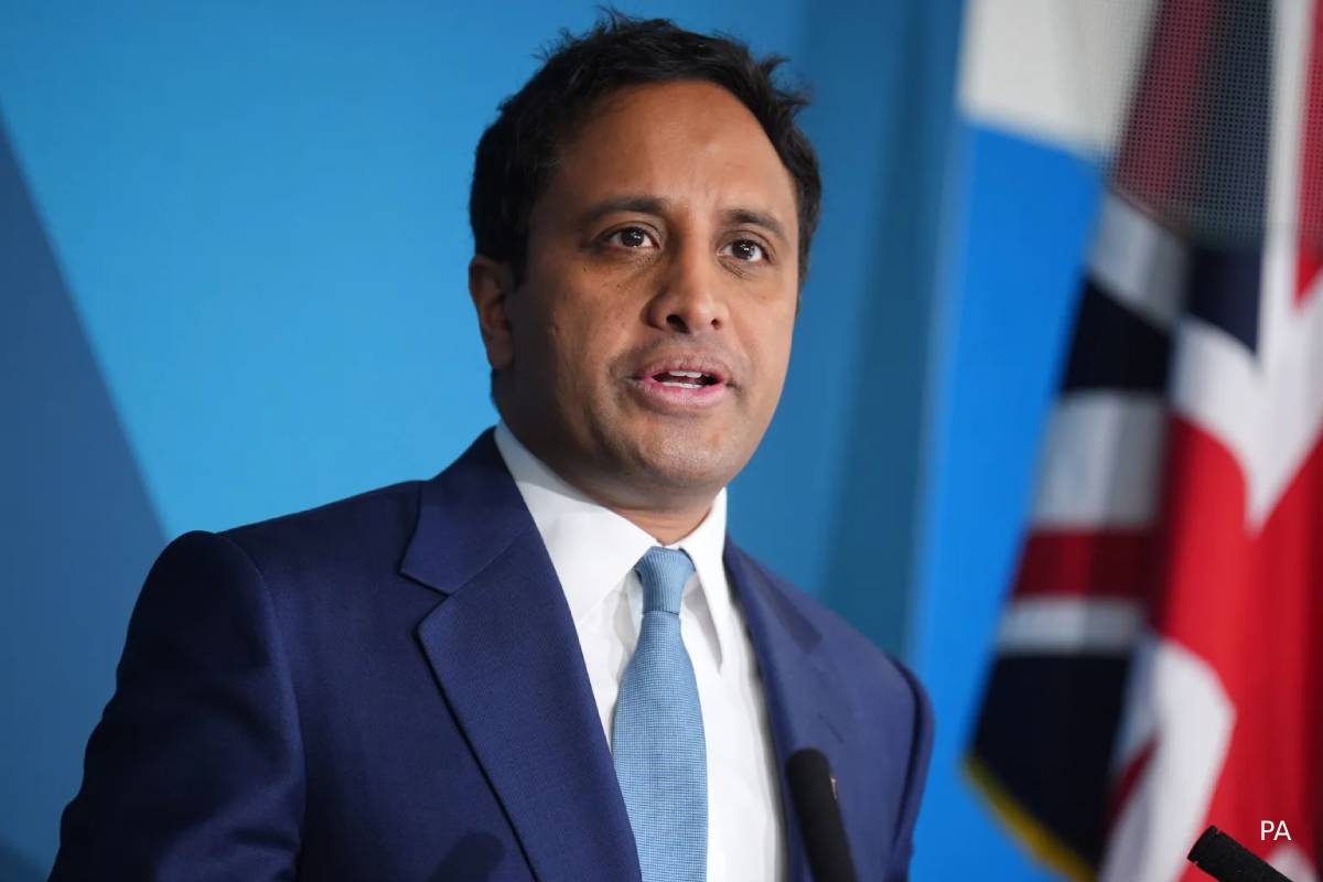 400,000 புலம்பெயர்ந்தோரை நாடுகடத்துவோம்... பிரித்தானிய கட்சி ஒன்று அறிவிப்பு | Reform Uk Says Will Deport 400000 Migrants