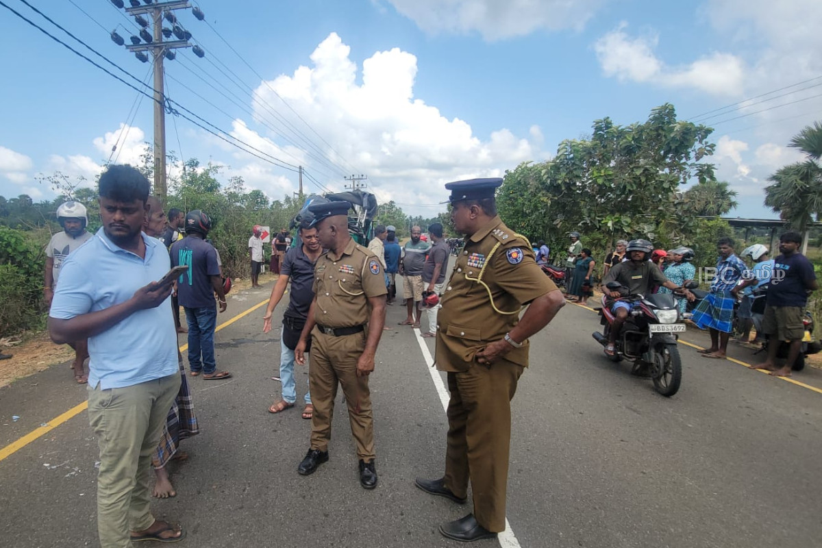 யாழில் விபத்து : முச்சக்கர வண்டியில் பயணித்த தாயும் மகளும் ஸ்தலத்தில் பலி! | Accident In Jaffna Mother And Daughter Died