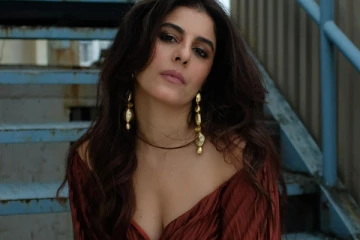 மொட்டைமாடியில் கிளாமர் போஸ் கொடுத்த இஷா தல்வார்