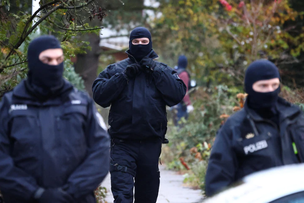 ஜேர்மன் அரசை வீழ்த்த திட்டமிட்ட 25 பேர் கைது! | 25 People Arrested For Planning German Government