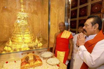 தலதாமாளிகையில் வழிபாட்டில் ஈடுபட்ட பிரதமர்