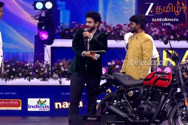 சரிகமப 5 பைனல் மேடையில் கண்ணீர் விட்ட சின்னு! பைக் கிப்ட் ஆக கொடுத்த நபர்.. | Bike Gift Chinu Saregamapa Senior Season 5 Final