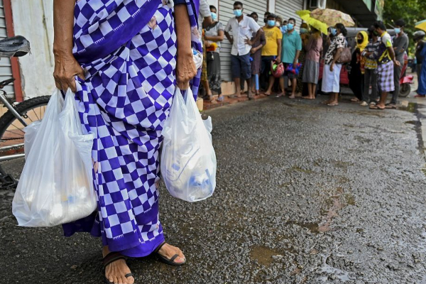 வங்கி சென்று திரும்பிய வயோதிப மாதுவிற்கு நடுவழியில் நேர்ந்த அவலம்! | Misfortune Happened Old Lady
